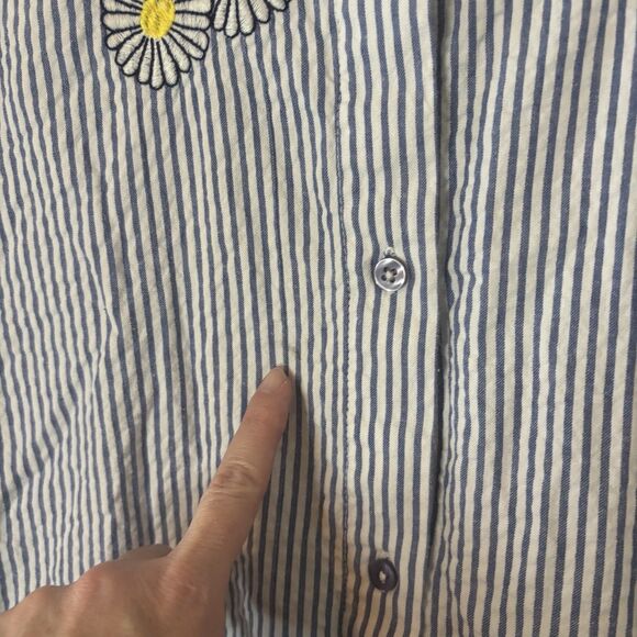 Country Store Seersucker Top Blue Pinstripe Embroidered Daisies Sz 1X - Picture 6 of 7